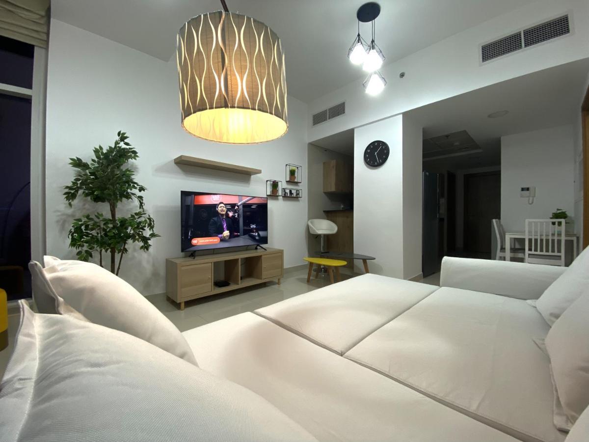 Walk To The Beach Or Enjoy The Amazing View From The Balcony Apartment ดูไบ ภายนอก รูปภาพ