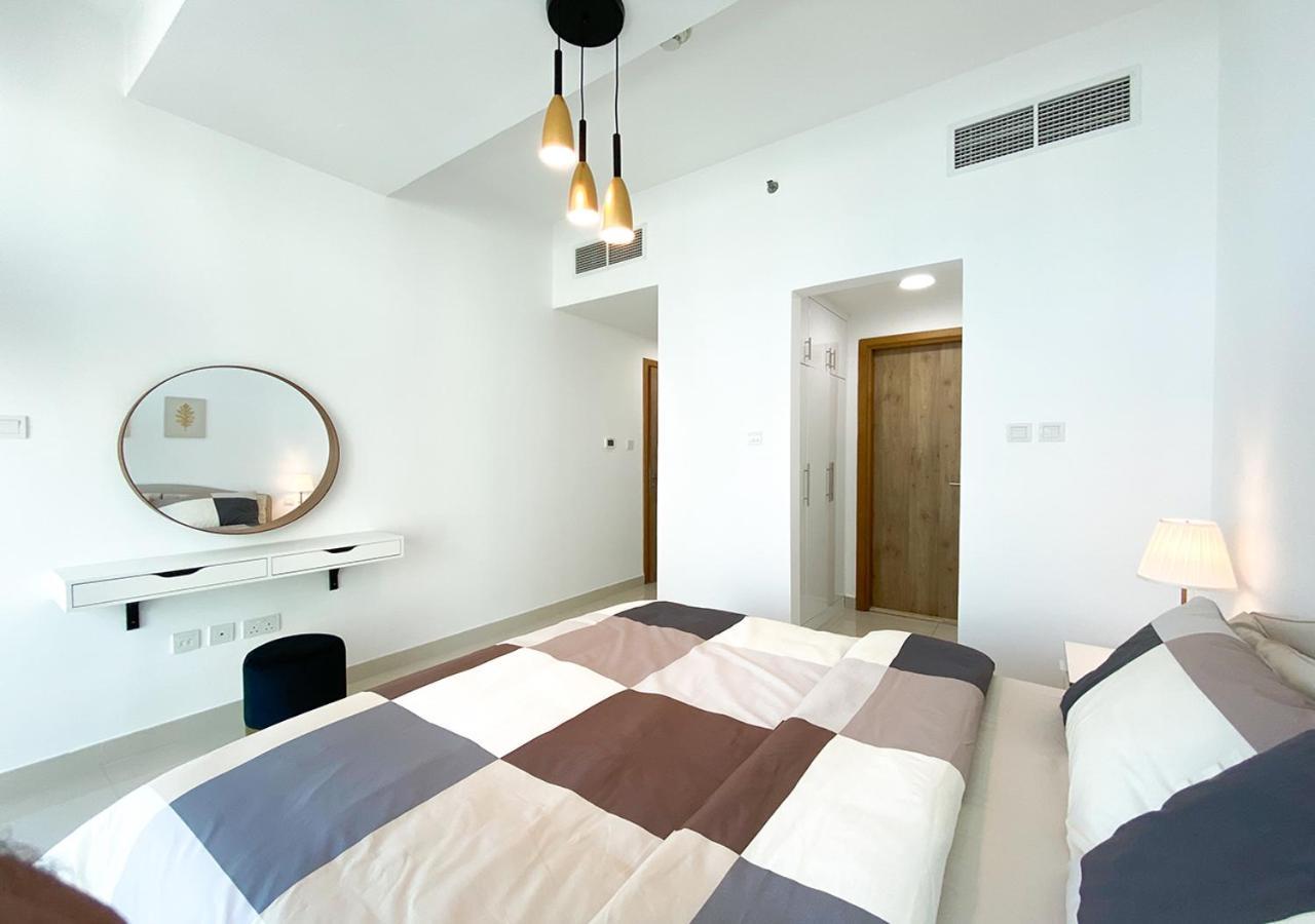 Walk To The Beach Or Enjoy The Amazing View From The Balcony Apartment ดูไบ ภายนอก รูปภาพ